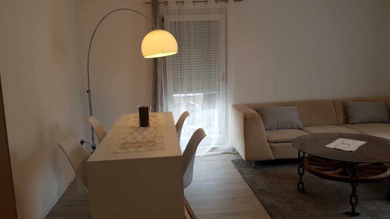 Outletcity Ferienwohnung Apartment 2 Метцинген Екстер'єр фото